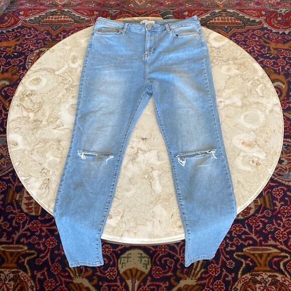 NWT Forever 21 Sculpted High Rise Skinny Light Wash Distressed Jeans - Picture 2 of 14